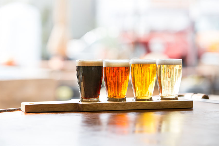 Tabla con cuatro tipos de cerveza de distintos tonos para degustar