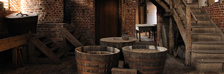 Interior de una bodega con toneles para guardar cerveza