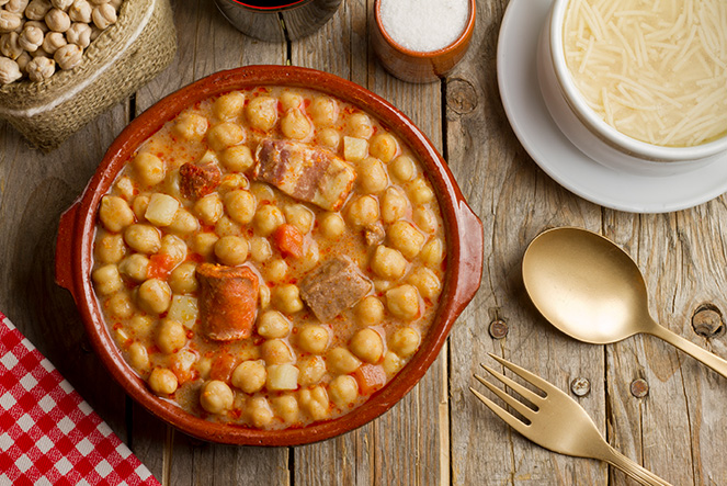 Cocido madrileño: secretos para cocinarlo y maridarlo en casa